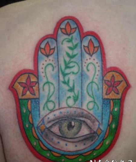 后背上的手眼纹身图案