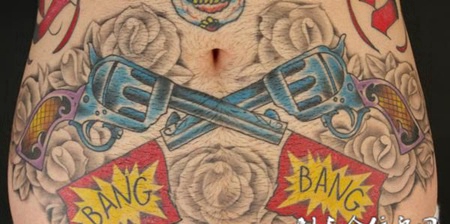 小腹上的手枪和旗帜纹身图案