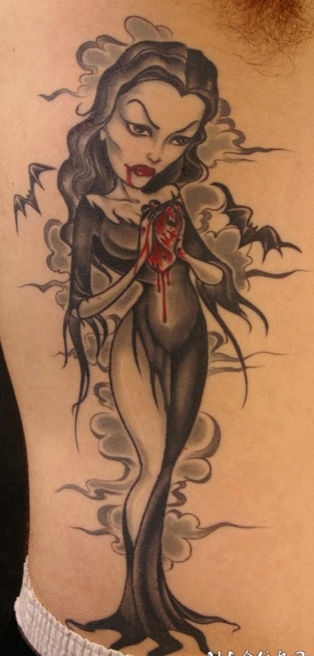 腰侧抱着心的黑白美女纹身图案