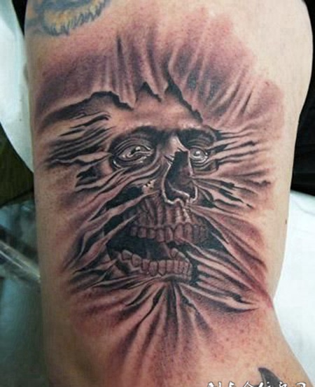 大臂上的撕皮骷髅纹身图案