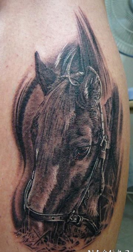 大臂上的马头纹身图案
