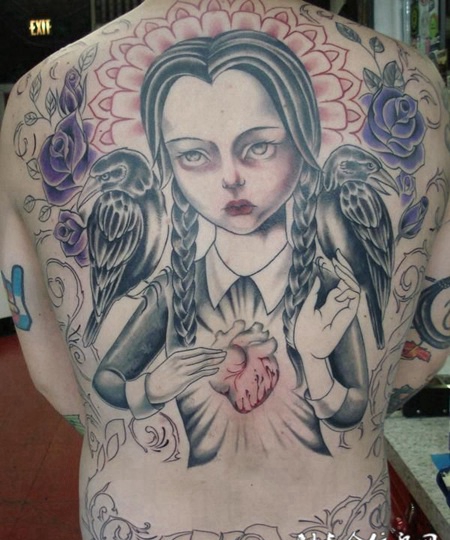 后背上的辫子娃娃纹身图案