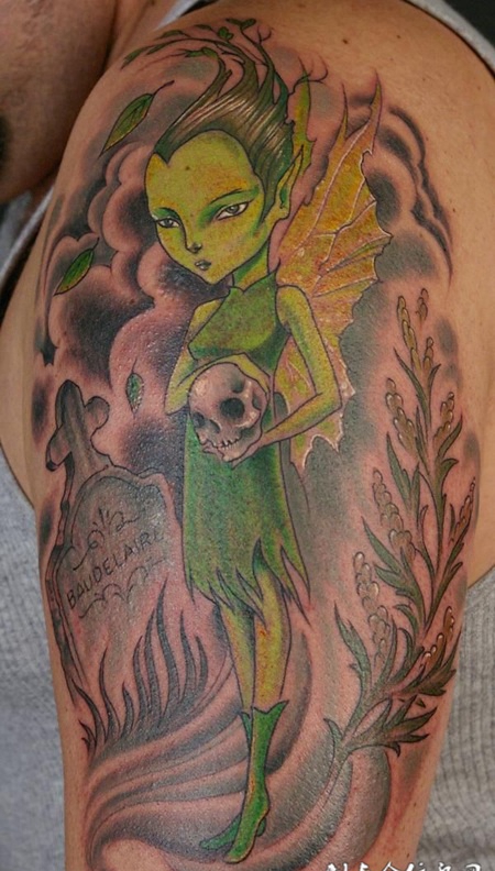 大臂上的绿色小精灵纹身图案