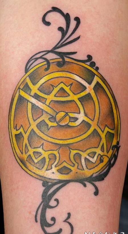 小腿上的金色图腾纹身图案