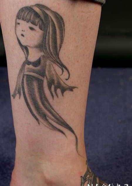 小腿上的女鬼纹身图案