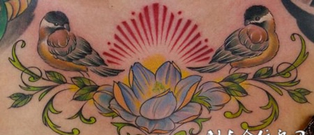 胸前花朵上的鸟雀纹身图案