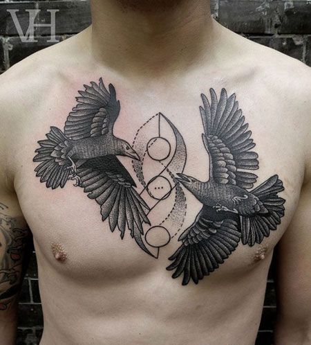 胸部两只乌鸦纹身图案