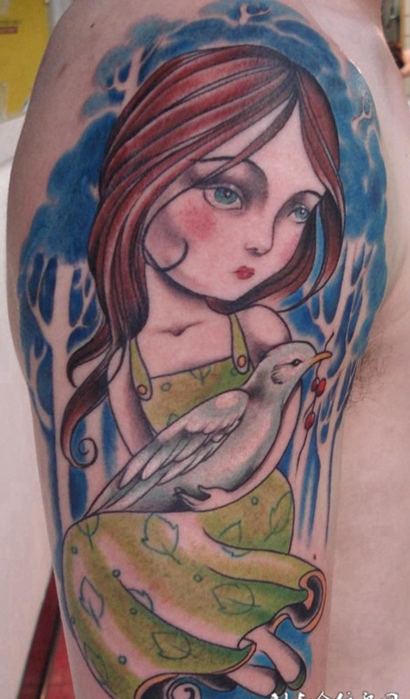 大臂上的美女白鸽纹身图案