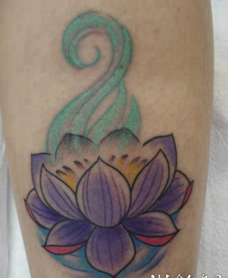 小腿上的紫色莲花纹身图案