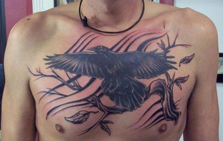 胸部飞翔乌鸦纹身图案