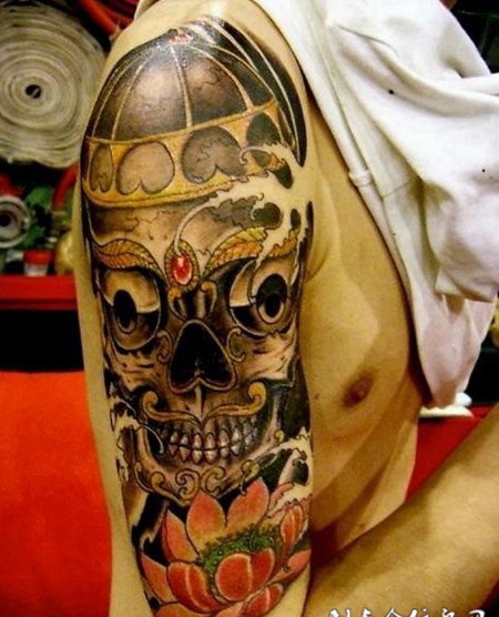 大臂上的嘎巴拉莲花纹身图案