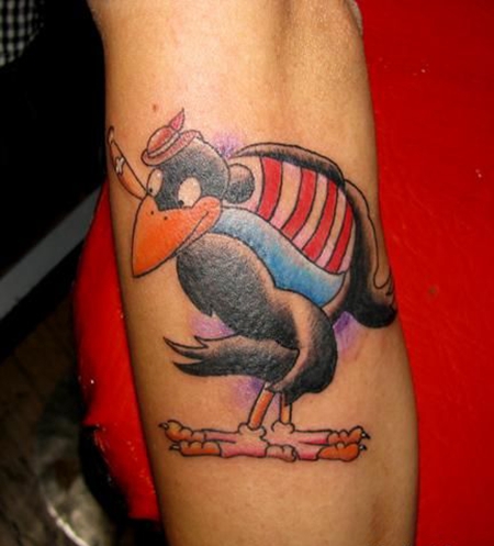 手臂卡通乌鸦纹身图案