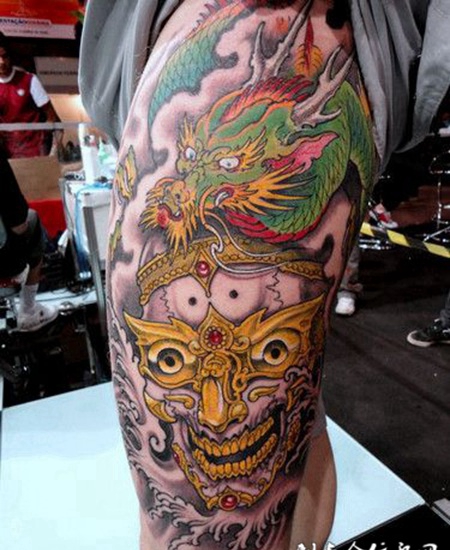 大腿上的嘎巴拉龙纹身图案