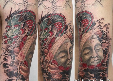 大臂上的佛像龙纹身图案