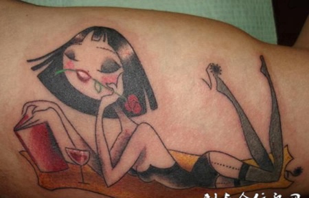 大臂上趴着看书的美女纹身图案