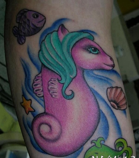 小臂上的紫色海马纹身图案