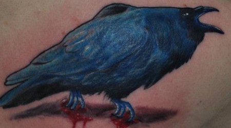 背部暗蓝色乌鸦纹身图案