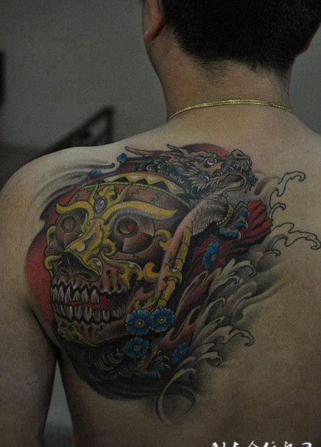 后背上的嘎巴拉纹身图案