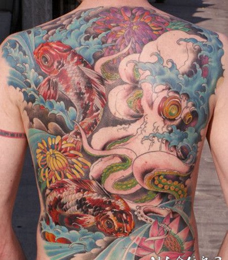 满背章鱼鲤鱼纹身图案