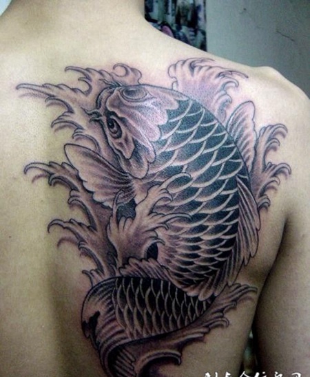 后背上的鲤鱼的纹身图案