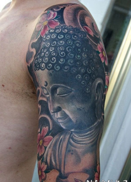 大臂上的佛像的纹身图案