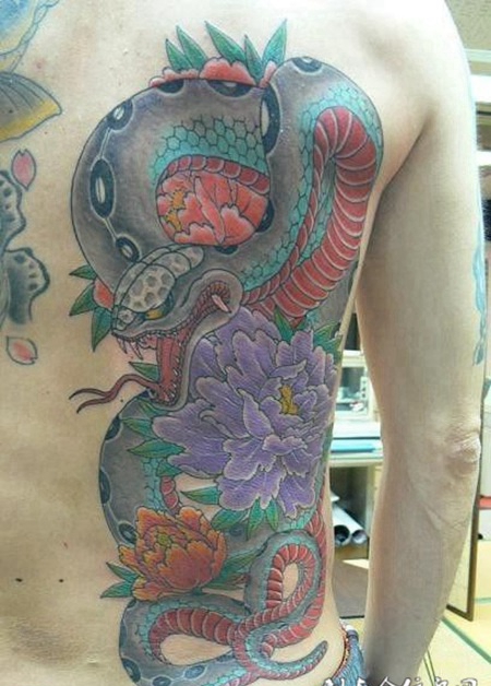 后背上的牡丹蛇纹身图案