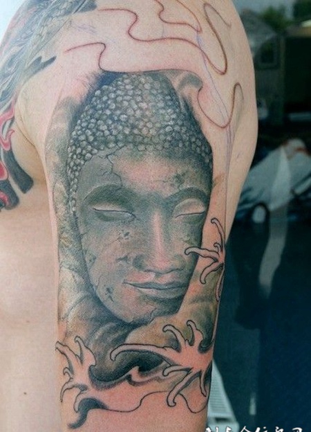 大臂上的水中佛像纹身图案