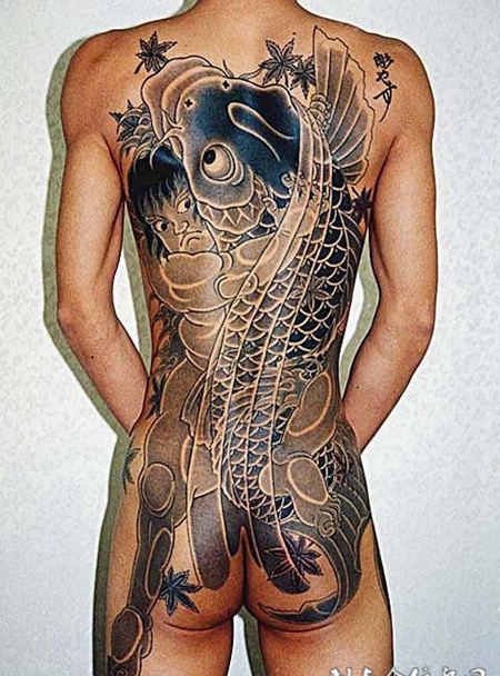 抱着鲤鱼的娃娃满背纹身图案