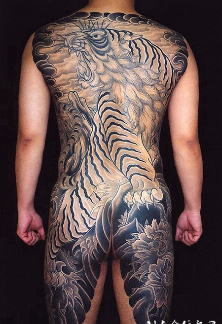 满背老虎牡丹纹身图案