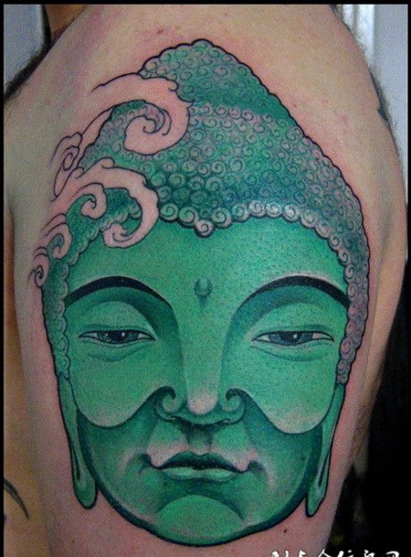 大臂上的绿色佛像纹身图案