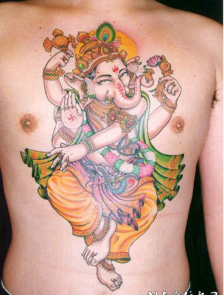 胸前的象神纹身图案