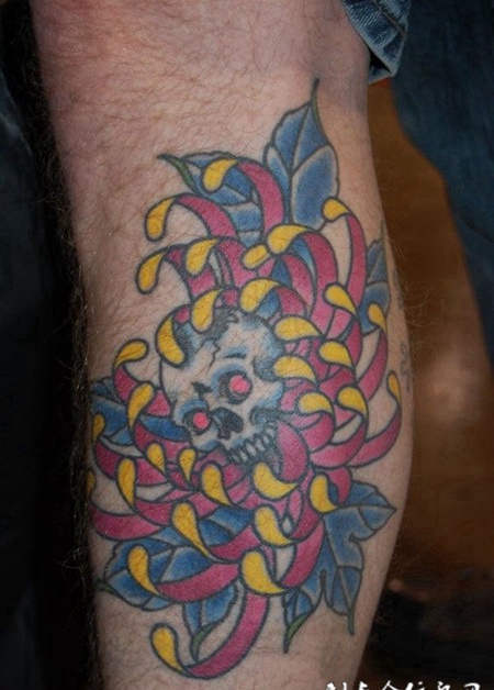 小腿上的菊花骷髅纹身图案
