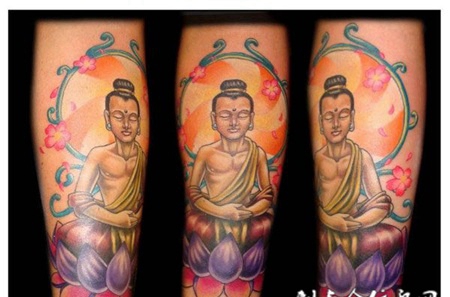 小臂上的坐莲佛像纹身图案