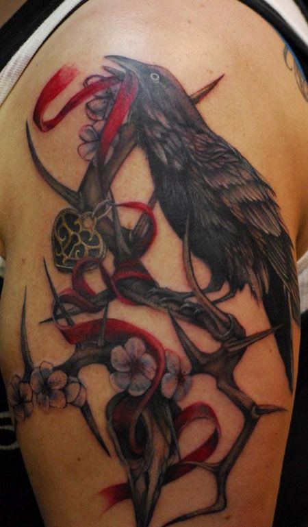 大臂荆棘乌鸦纹身图案