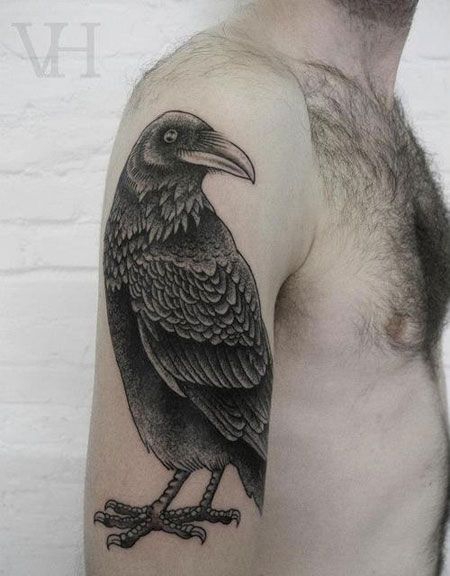 大臂个性乌鸦纹身图案