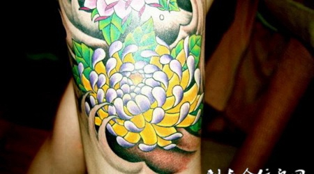 大腿上的黄色菊花纹身图案