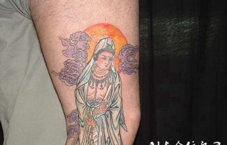 大臂上的白衣观音纹身图案