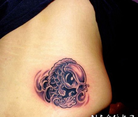 腰侧小金鱼纹身图案