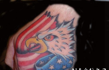 手背上的鹰首纹身图案