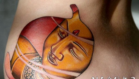 胸侧的佛像纹身图案