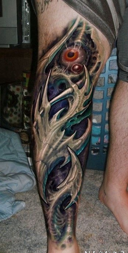 小腿上的机械纹身图案