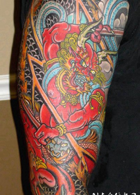 大臂上的雷神龙纹身图案