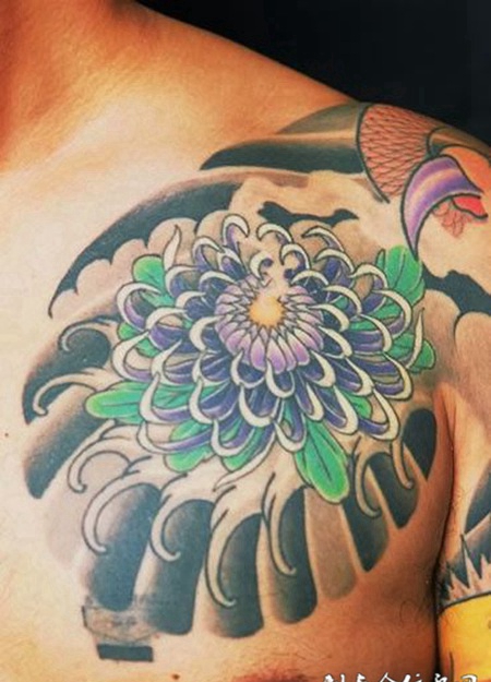胸前的菊花纹身图案
