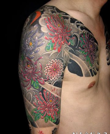 半胛的菊花纹身图案