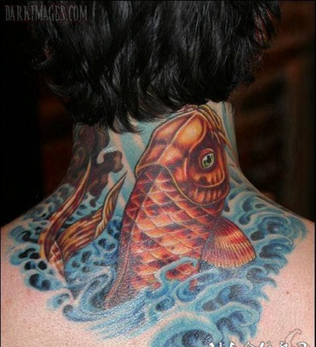 脖子后的鲤鱼纹身图案