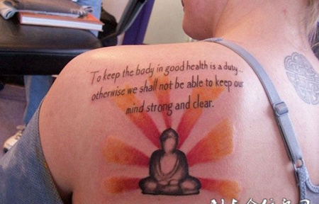 后背上的小佛像纹身图案