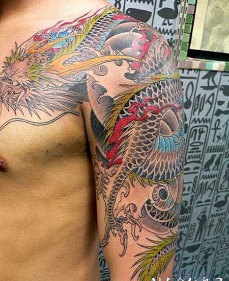 半胛火焰龙纹身图案