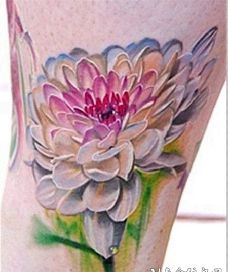 大臂上的昙花纹身图案