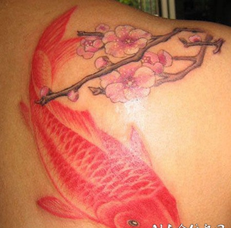 后背上的红色鲤鱼纹身图案