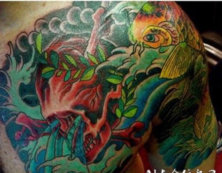胸前的骷髅头鲤鱼纹身图案